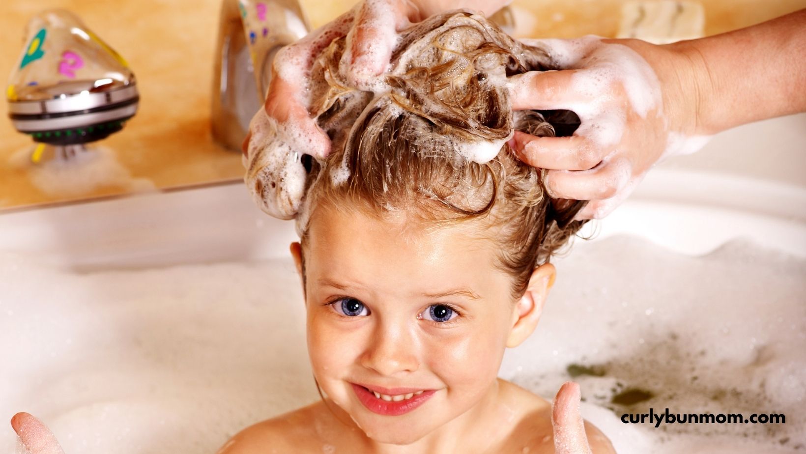 Детей моют в ванной. Мытье волос. Мытье головы детям. Гигиена волос. Мытье головы девочке.